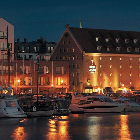 Hotel Gdańsk Boutique Extérieur photo The hotel at night
