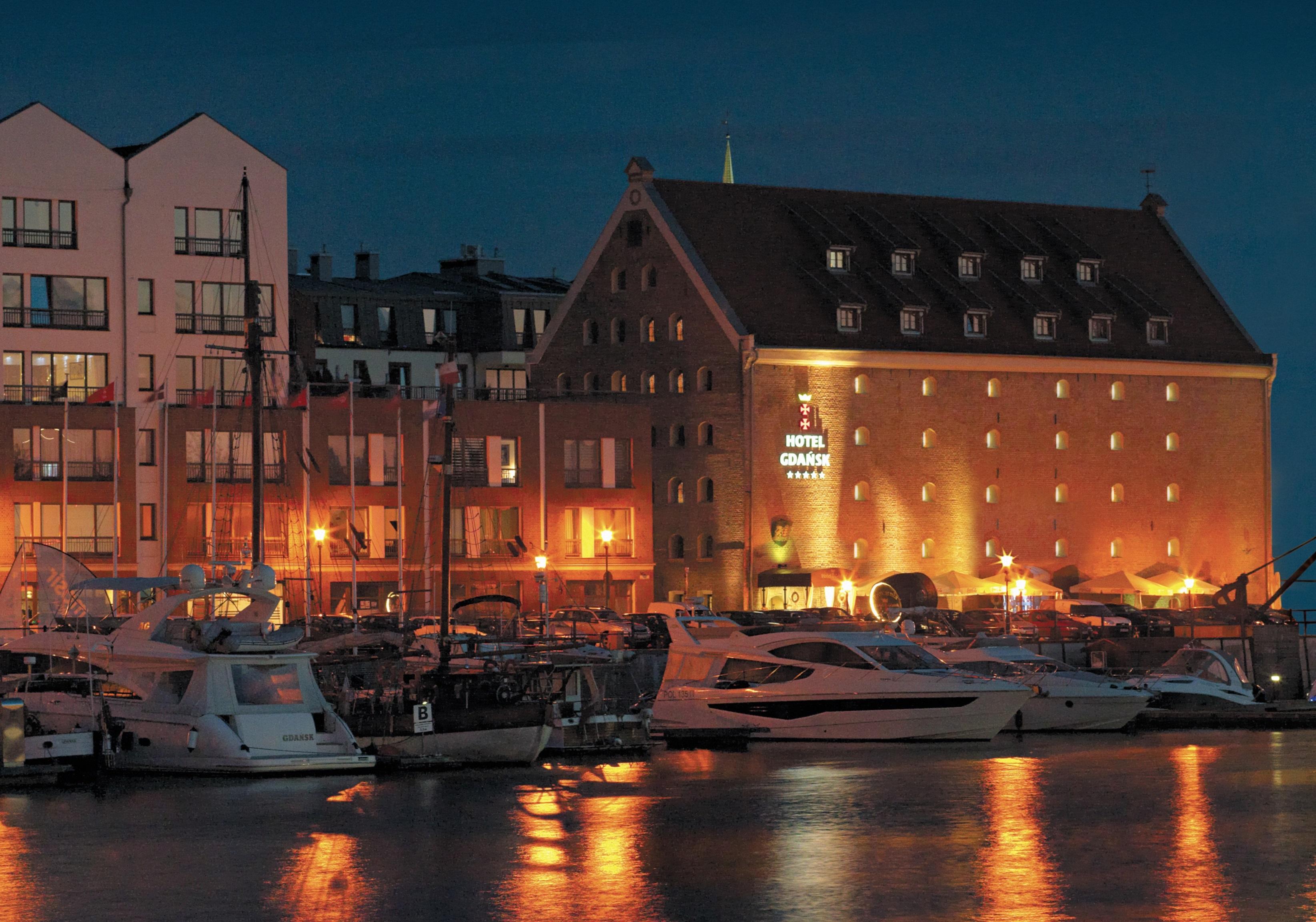 Hotel Gdańsk Boutique Extérieur photo The hotel at night