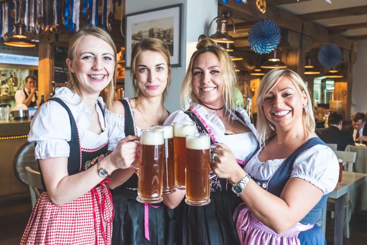 Hotel Gdańsk Boutique Extérieur photo Waitresses in traditional Bavarian dirndl