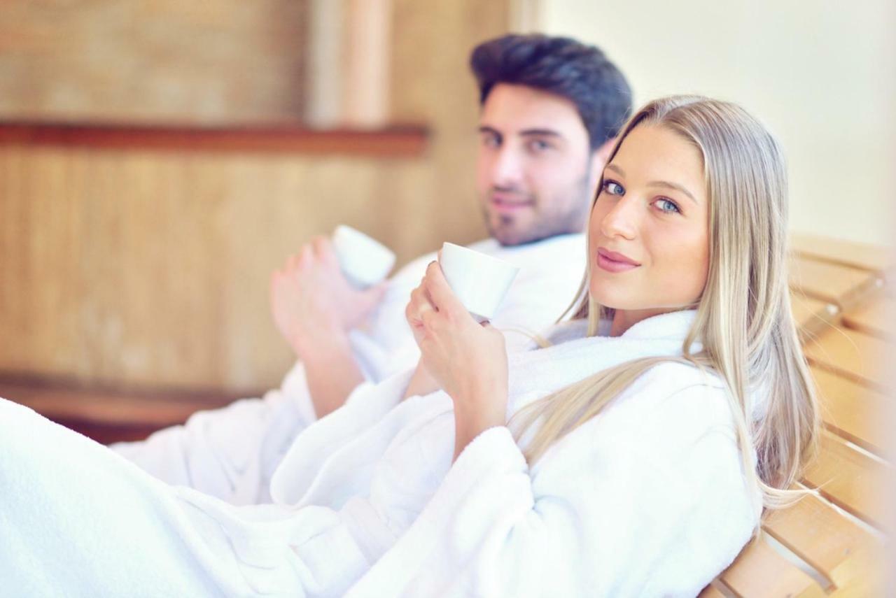 Hotel Gdańsk Boutique Extérieur photo A couple wearing bathrobes