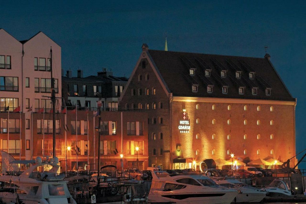 Hotel Gdańsk Boutique Extérieur photo The hotel at night